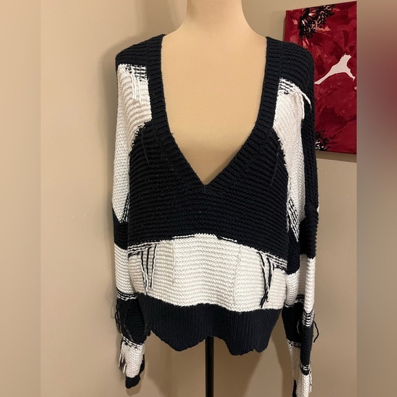 WILDFOX COUTURE ZAFIRIS OVERSIZED V-NECK SWEATER, size XL - Picture 4 of 6